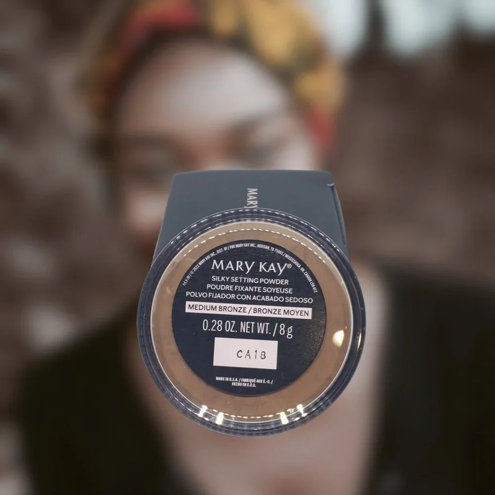 Medium Bronze Silky Setting Powder - Mary Kay